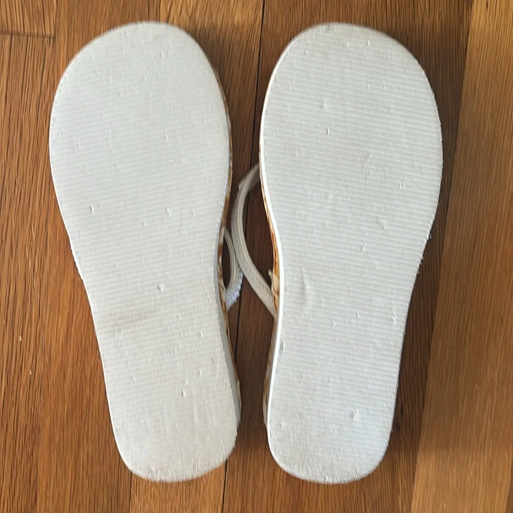 White flip flops size 7 - Picture 4 of 6
